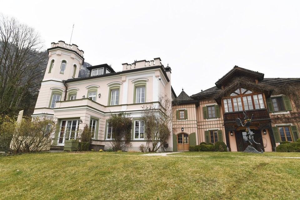 Den Berghof am Attersee hat Elisabeth Auersperg-Breunner, gebürtige Flick, zum ­stil- und liebevoll eingerichteten Familiensitz gemacht. Ein 50 Hektar großer Park samt Biolandwirtschaft umgibt das prachtvolle Haus.   