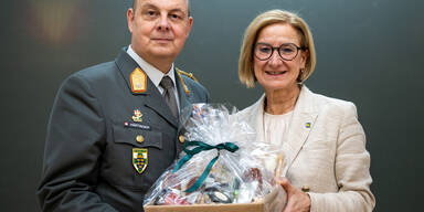 Blau-gelbe Sicherheitsfamilie gratuliert N&Ouml; Milit&auml;rkommandant zum 60. Geburtstag