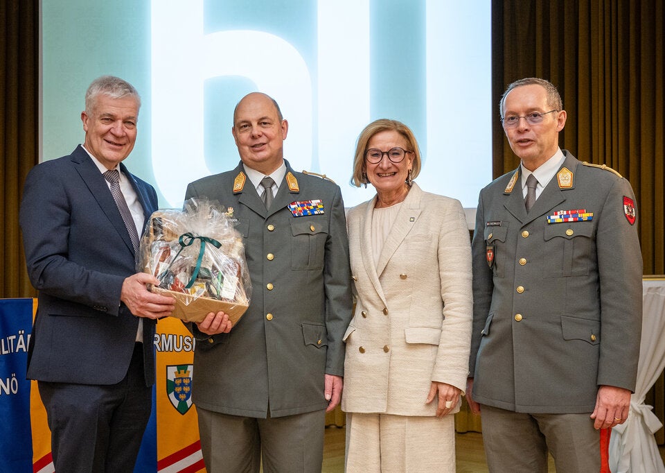 Blau-gelbe Sicherheitsfamilie gratuliert NÖ Militärkommandant zum 60. Geburtstag
