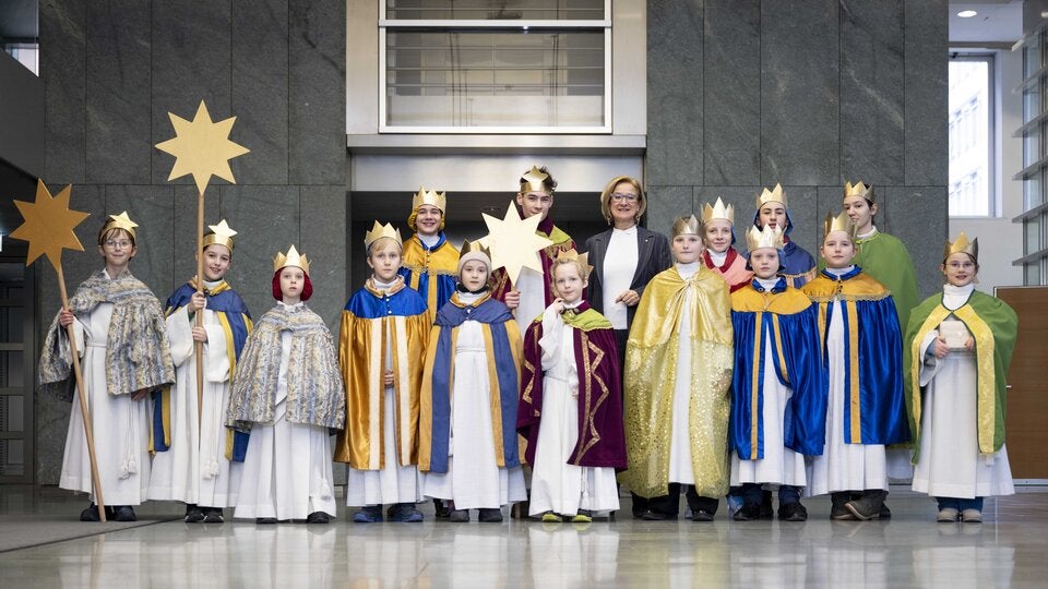 Gruppenfoto der Sternsinger mit Landeshauptfrau Johanna Mikl-Leitner. 