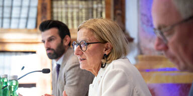 Landeshauptfrau Johanna Mikl-Leitner (m.), LH-Stellvertreter Stephan Pernkopf (r.) und LH-Stellvertreter Udo Landbauer (l.) bei der Regierungsklausur im Stift Altenburg.&nbsp;