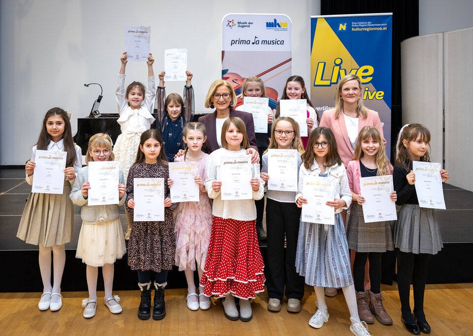 LH Mikl-Leitner freut sich mit jungen Musikern: 