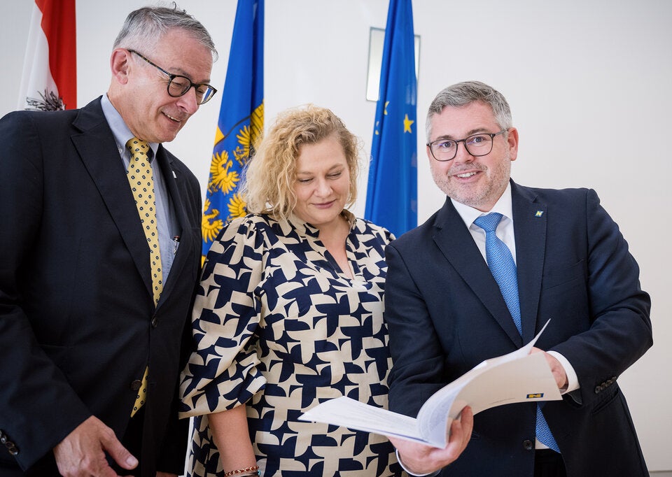 ÄKNÖ-Präsident Harald Schlögel, LGA-Vorständin Elisabeth Bräutigam und Landesrat Ludwig Schleritzko.