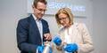 Landeshauptfrau Johanna Mikl-Leitner mit Space-Lock-Geschäftsführer Florian Günther ESA