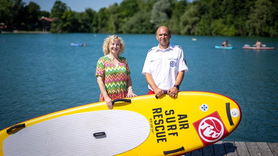 Gesundheitslandesrätin Eva Prischl und Landesleiter Markus Schimböck präsentierten am Ratzersdorfer See in St. Pölten die Einsatzbilanz der NÖ Wasserrettung 2024. 