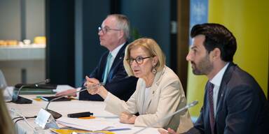 Regierungsklausur: Landeshauptfrau Johanna Mikl-Leitner (m.) mit LH-Stellvertreter Udo Landbauer (r.) und LH-Stellvertreter Stephan Pernkopf (l.).&nbsp;