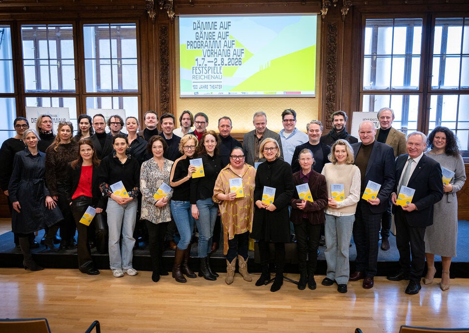 Gruppenfoto mit Regisseurinnen und Regisseuren sowie Schauspielerinnen und Schauspielern der Festspiele Reichenau. 