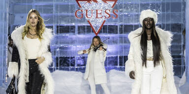 Coole Kultlabel-Show im Igludorf: Ferragni & Co feiern 45 Jahre Guess