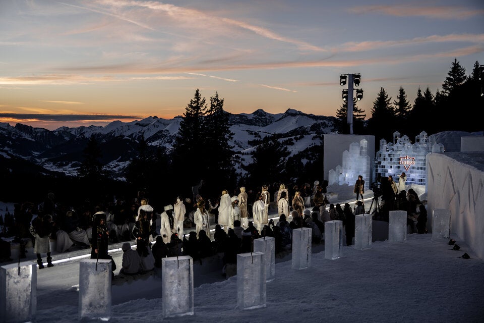  Die atemberaubende Kulisse der Schweizer Berge wurde für das Modespektakel genutzt. 