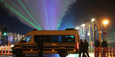 Chaoten beschie&szlig;en Polizisten mit Silvester-Raketen und B&ouml;llern