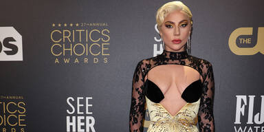 Lady macht in ihrem Kleid alle Gaga