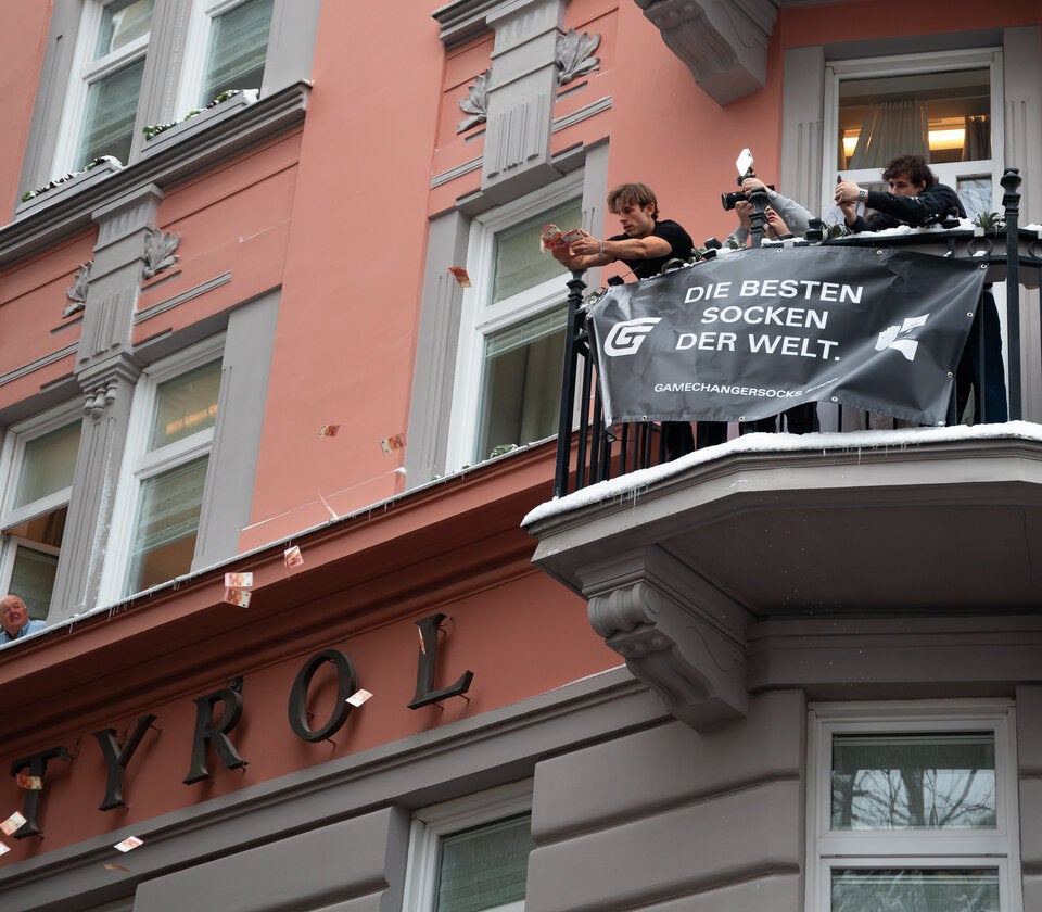 Von einem Balkon aus warf Max Bargeld im Gesamtwert von 10.000 Euro in eine Menschenmenge. 