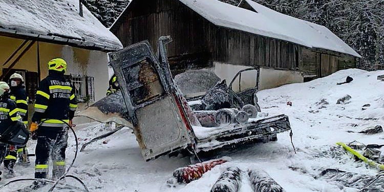Gasflaschen fligen Helfern um die Ohren