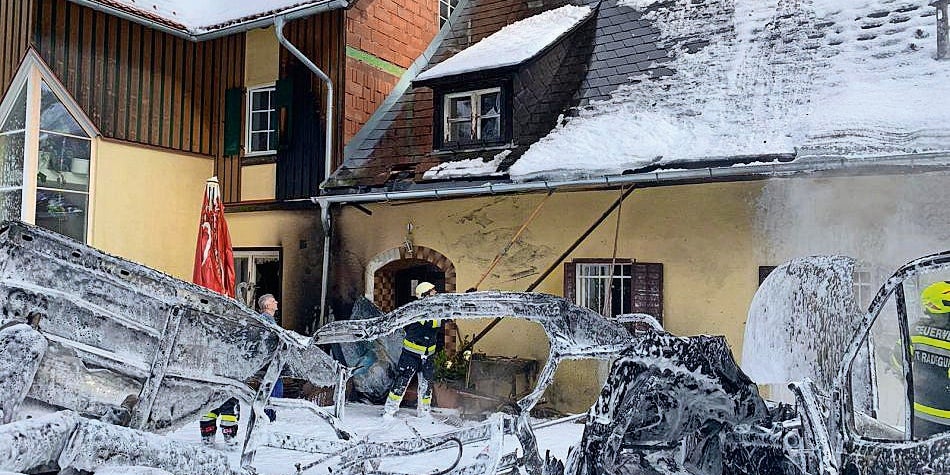 Gasflaschen fligen Helfern um die Ohren