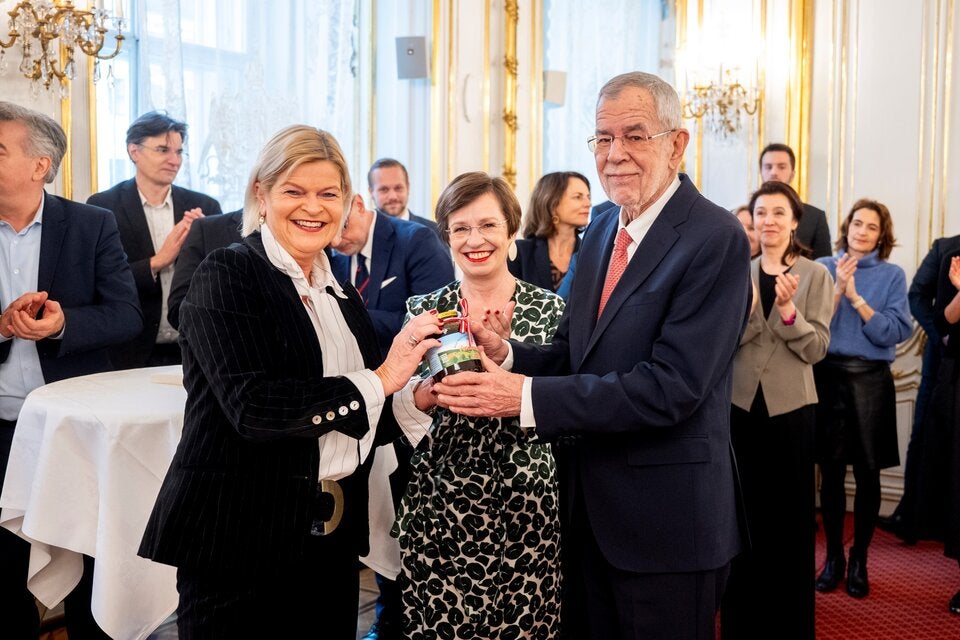 Verteidigungsministerin Klaudia Tanner (ÖVP) gratuliert Van der Bellen zum Geburtstag.