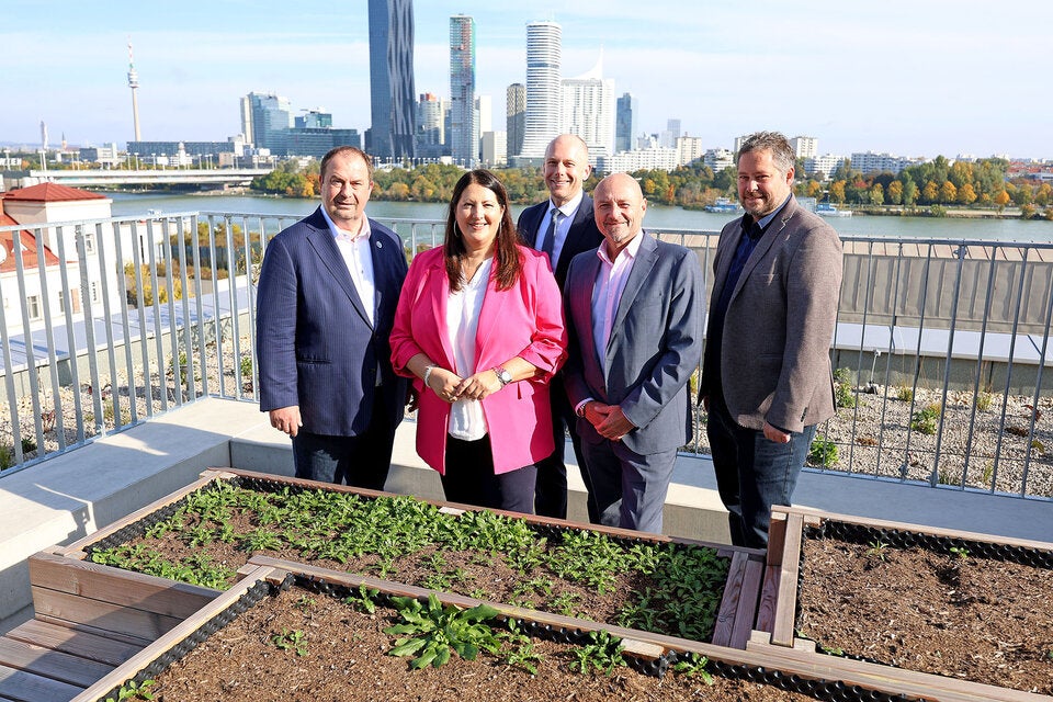 Bezirksvorsteher A. Nikolai, Vizebürgermeisterin & Wohnbaustadträtin K. Gaál, R. Böhm und P. Steurer (WIGEBA) & P. Wachter (Wiener Wohnen).
