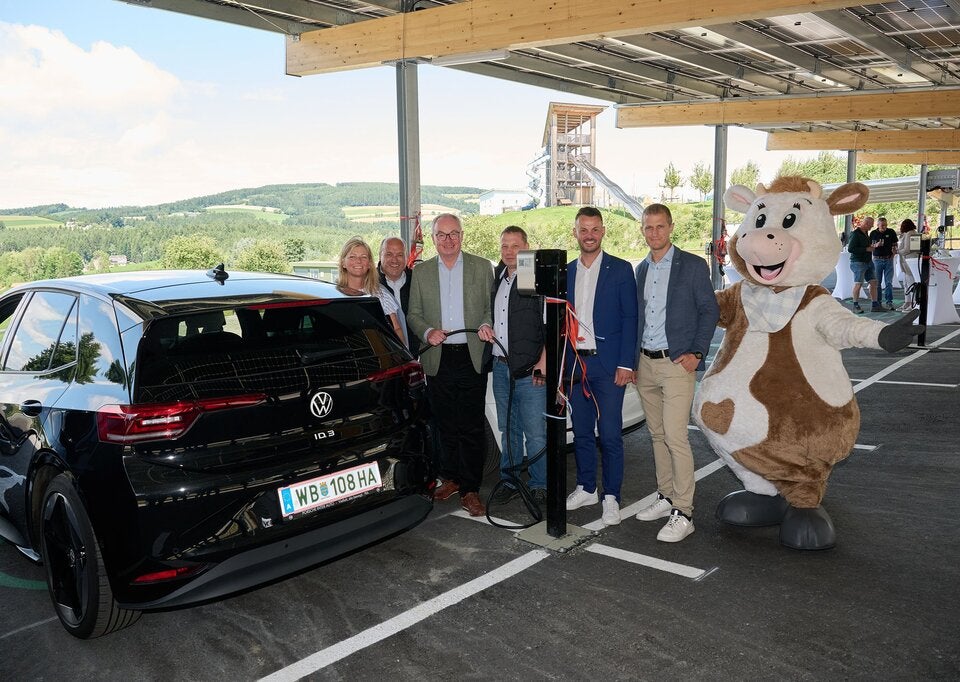 Eröffnung mit politischer Unterstützung: Niederösterreichs Landeshauptfrau-Stellvertreter Stephan Pernkopf (2. v. l.)sowie den Eis-Greisslern Andrea und Georg Blcihberger