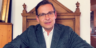 Gerald Grosz auf Thron