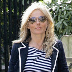 Geri Halliwell hebt mit Pilotenbrille ab.