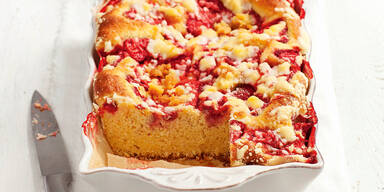 Germkuchen mit Erdbeeren