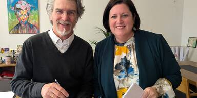 B&uuml;rgermeisterin Sabrina Divoky und Finanzchef Mag. Gernot Kutusow freuen sich &uuml;ber den positiven Finanzhaushalt&nbsp;