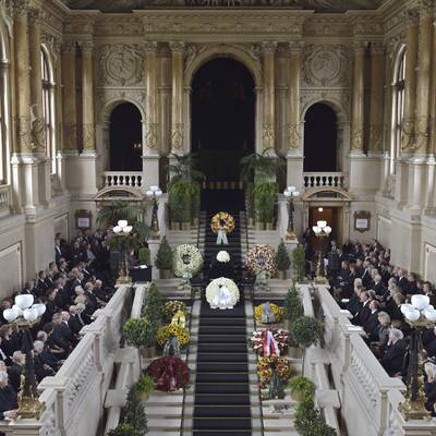 Familie, Freunde und Kollegen erweisen Gert Voss die letzte Ehre.