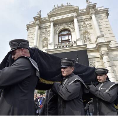 Familie, Freunde und Kollegen erweisen Gert Voss die letzte Ehre.