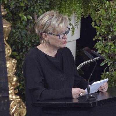 Familie, Freunde und Kollegen erweisen Gert Voss die letzte Ehre.