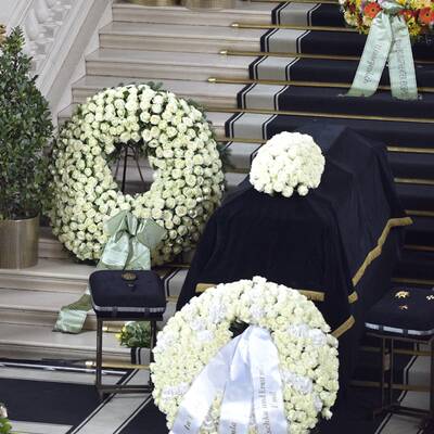 Familie, Freunde und Kollegen erweisen Gert Voss die letzte Ehre.