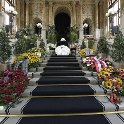 Familie, Freunde und Kollegen erweisen Gert Voss die letzte Ehre.