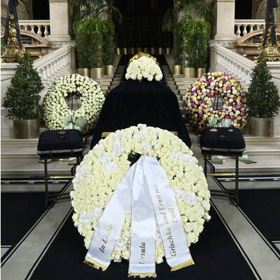 Familie, Freunde und Kollegen erweisen Gert Voss die letzte Ehre.