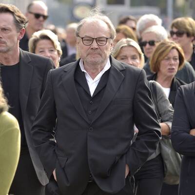 Familie, Freunde und Kollegen erweisen Gert Voss die letzte Ehre.
