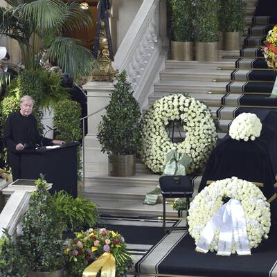 Familie, Freunde und Kollegen erweisen Gert Voss die letzte Ehre.