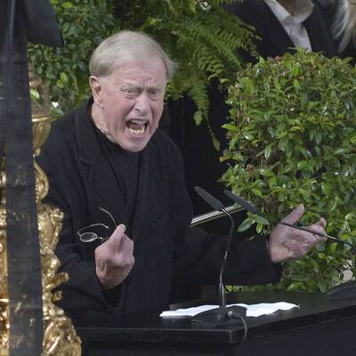 Familie, Freunde und Kollegen erweisen Gert Voss die letzte Ehre.