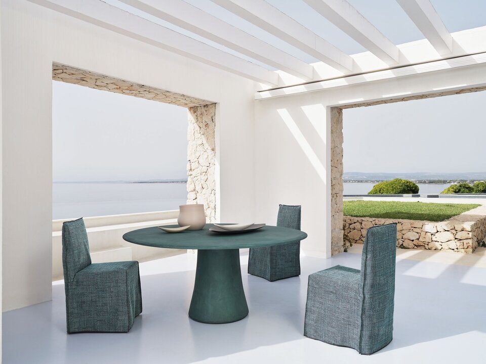 Einladend: Mit seinem Noa Tisch zelebriert Marco Acerbis die Geselligkeit. Er besticht mit skulpturaler Präsenz. Die Farbvariante Ottanio wirkt durch die Mischung aus Blau und Grün entspannend. Preis auf Anfrage, gervasoni1882.com 