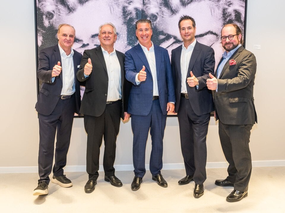 Leo Schulmeister (l.) zeichnet für die exklusive Inneneinrichtung des 3SI Luxury Real Estate Showrooms verantwortlich. Innenarchitekt Leo Schulmeister, Gallerist Gerald Hartinger, Geschäftsführer 3SI Immogroup Michael Schmidt, Gerhard Klein (Geschäftsführer 3SI Makler GmbH), Stephan Pasquali (3SI Immogroup Geschäftsführer Neubau)