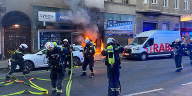 Feuer in Geschäft: Gas-Geschosse trafen Auto