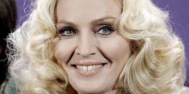 Geschirrsp&uuml;len, Gem&uuml;seschneiden und Pasta-Essen