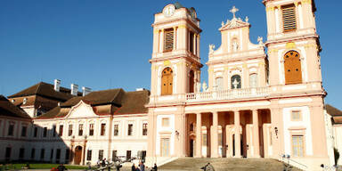 Gespr&auml;che fanden auch vor dem Stift G&ouml;ttweig statt