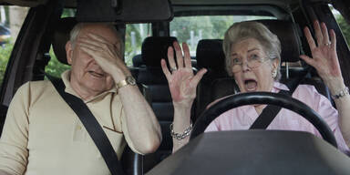 Oldies betrunken im Auto