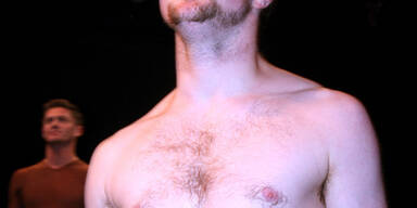 Welcher Star steht hier nackt auf der Bühne?