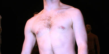 Welcher Star steht hier nackt auf der Bühne?