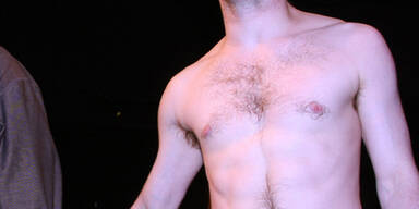 Welcher Star steht hier nackt auf der Bühne?