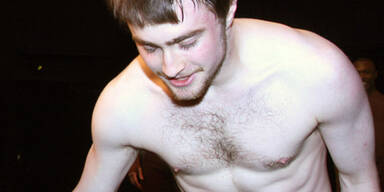 Welcher Star steht hier nackt auf der Bühne?