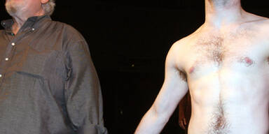 Welcher Star steht hier nackt auf der Bühne?
