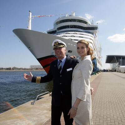 Eva Padberg tauft AIDAbella