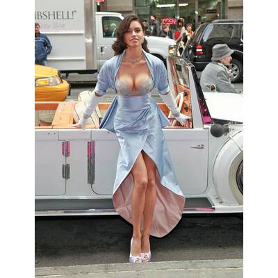 Adriana Lima präsentiert den 