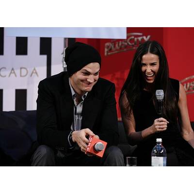 Demi Moore & Ashton Kutcher turteln in Linz