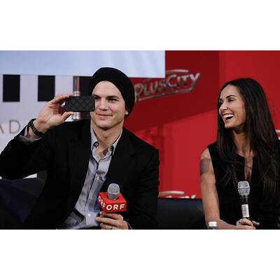 Demi Moore & Ashton Kutcher turteln in Linz
