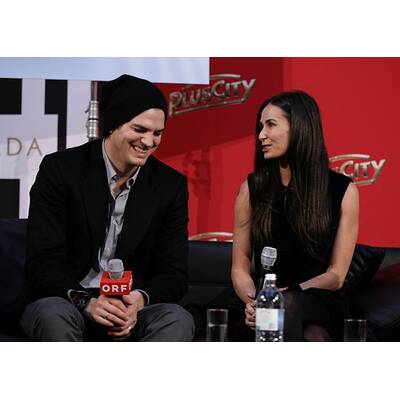 Demi Moore & Ashton Kutcher turteln in Linz